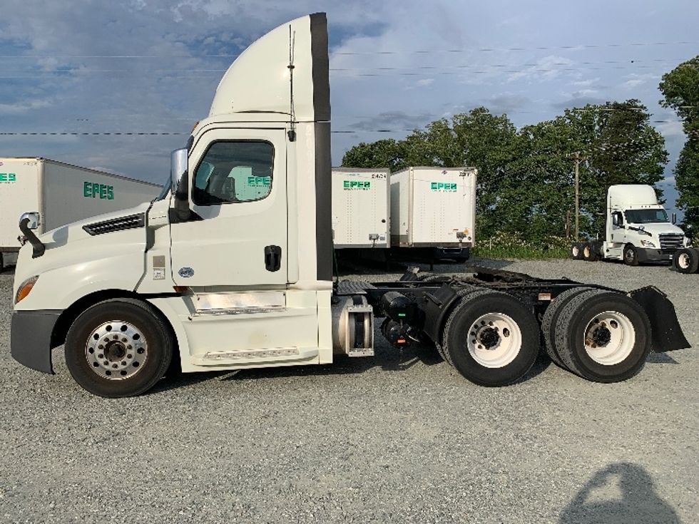 Day Cab Tractor-Heavy Duty Tractors-Freightliner-2020-T12664ST-Greensboro-NC-231,068\n\t\tmiles-$ 57,500 - Image 4