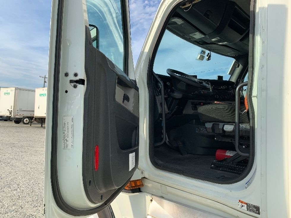 Day Cab Tractor-Heavy Duty Tractors-Freightliner-2020-T12664ST-Greensboro-NC-231,068\n\t\tmiles-$ 57,500 - Image 9