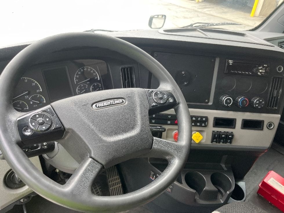 Day Cab Tractor-Heavy Duty Tractors-Freightliner-2020-T12664ST-Greensboro-NC-308,568\n\t\tmiles-$ 52,750 - Image 10