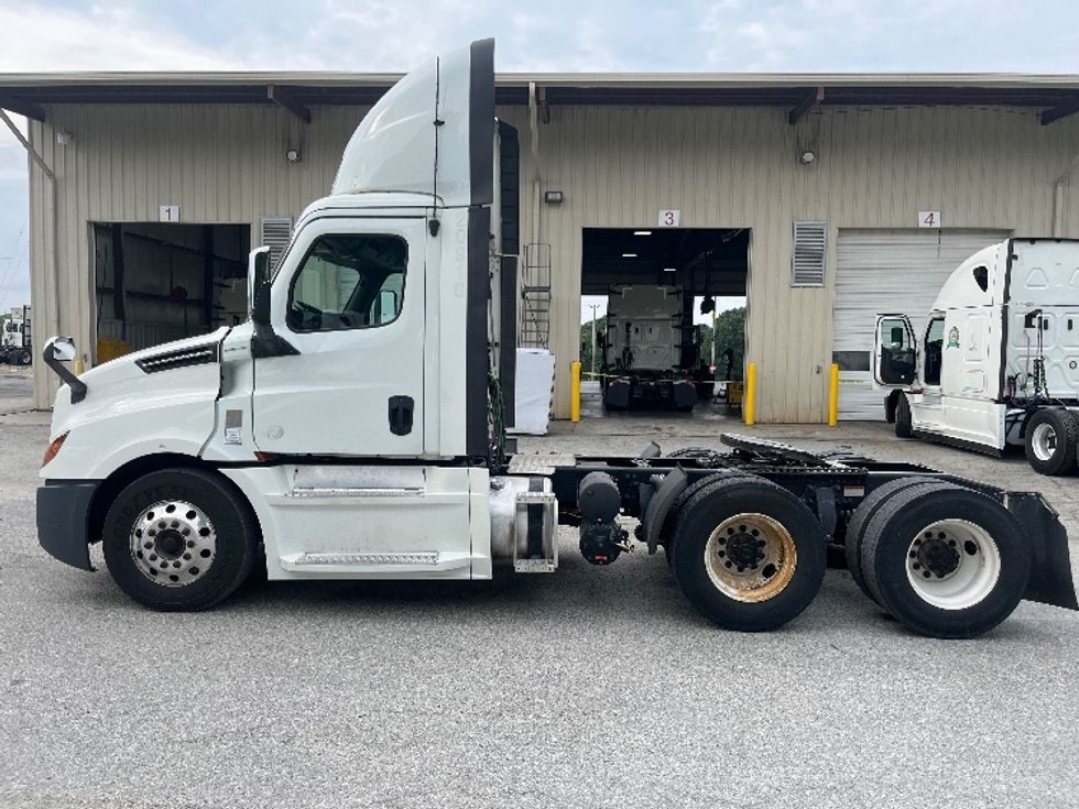 Day Cab Tractor-Heavy Duty Tractors-Freightliner-2020-T12664ST-Greensboro-NC-308,568\n\t\tmiles-$ 52,750 - Image 4