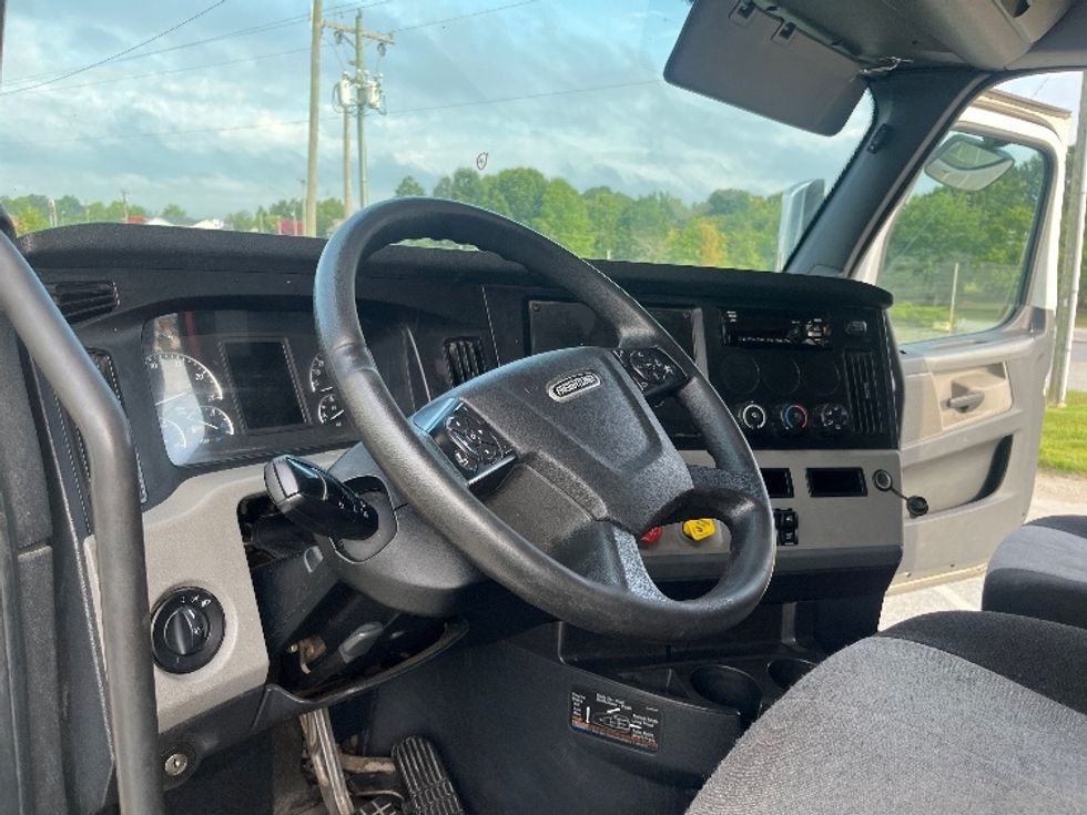 Day Cab Tractor-Heavy Duty Tractors-Freightliner-2020-T12664ST-Greensboro-NC-377,124\n\t\tmiles-$ 49,500 - Image 10
