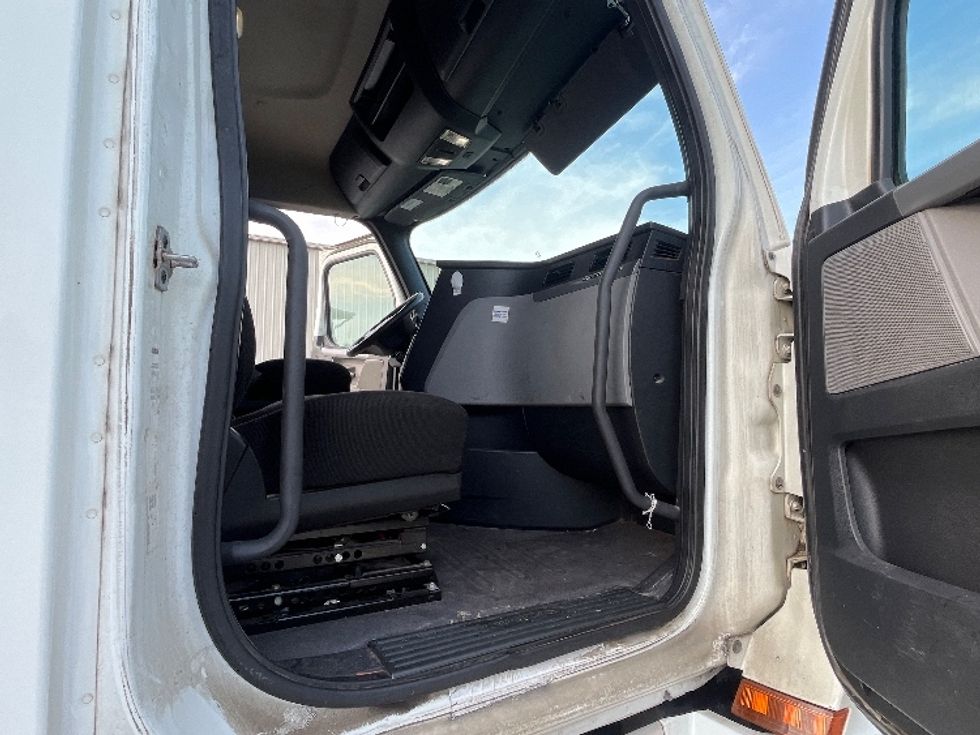 Day Cab Tractor-Heavy Duty Tractors-Freightliner-2020-T12664ST-Greensboro-NC-377,124\n\t\tmiles-$ 49,500 - Image 12