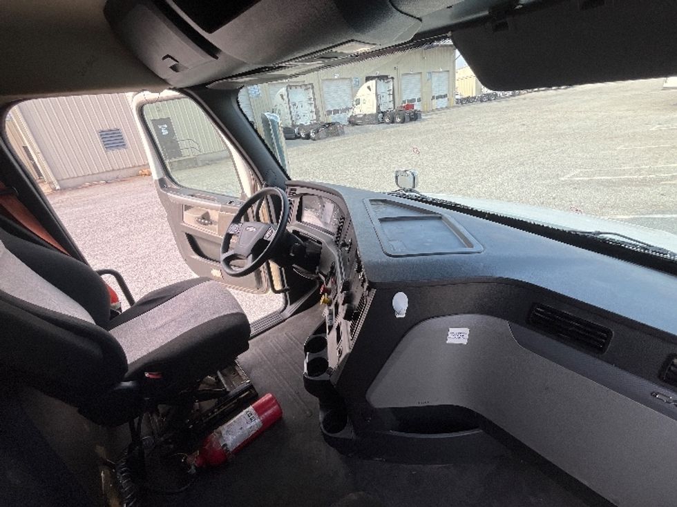 Day Cab Tractor-Heavy Duty Tractors-Freightliner-2020-T12664ST-Greensboro-NC-377,124\n\t\tmiles-$ 49,500 - Image 14