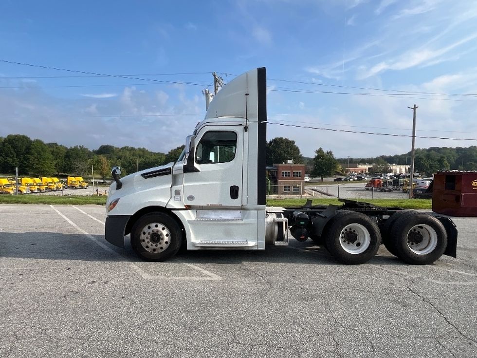 Day Cab Tractor-Heavy Duty Tractors-Freightliner-2020-T12664ST-Greensboro-NC-377,124\n\t\tmiles-$ 49,500 - Image 4