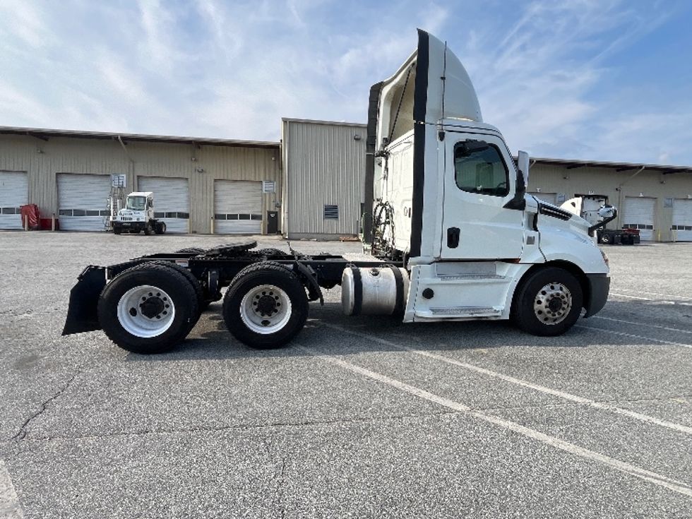 Day Cab Tractor-Heavy Duty Tractors-Freightliner-2020-T12664ST-Greensboro-NC-377,124\n\t\tmiles-$ 49,500 - Image 8