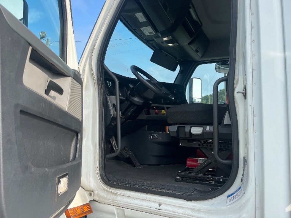 Day Cab Tractor-Heavy Duty Tractors-Freightliner-2020-T12664ST-Greensboro-NC-377,124\n\t\tmiles-$ 49,500 - Image 9