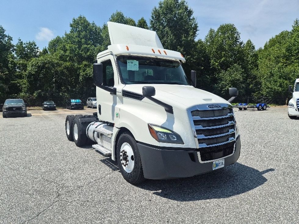 Day Cab Tractor-Heavy Duty Tractors-Freightliner-2020-T12664ST-Greensboro-NC-408,291\n\t\tmiles-$ 50,750 - Image 1