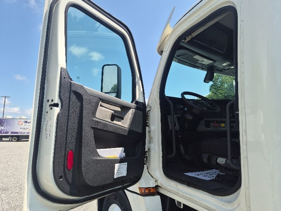 Day Cab Tractor-Heavy Duty Tractors-Freightliner-2020-T12664ST-Greensboro-NC-408,291\n\t\tmiles-$ 50,750 - Image 9