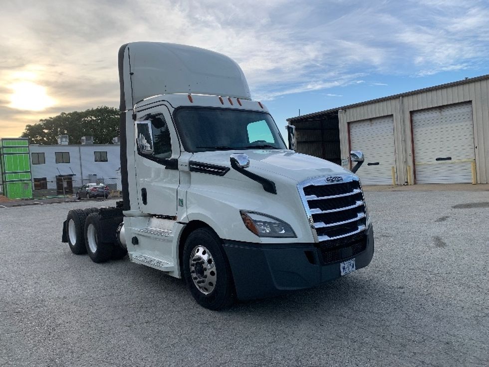 Day Cab Tractor-Heavy Duty Tractors-Freightliner-2020-T12664ST-Greensboro-NC-432,960\n\t\tmiles-$ 70,250 - Image 1
