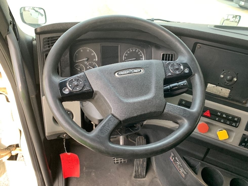 Day Cab Tractor-Heavy Duty Tractors-Freightliner-2020-T12664ST-Greensboro-NC-432,960\n\t\tmiles-$ 70,250 - Image 11