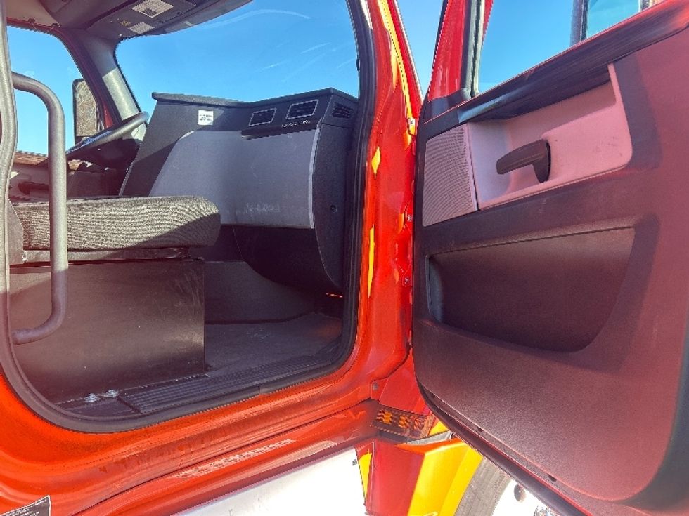 Day Cab Tractor-Heavy Duty Tractors-Freightliner-2020-T12664ST-Greensboro-NC-437,774\n\t\tmiles-$ 46,250 - Image 12