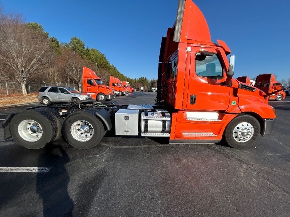Day Cab Tractor-Heavy Duty Tractors-Freightliner-2020-T12664ST-Greensboro-NC-437,774\n\t\tmiles-$ 46,250 - Image 8