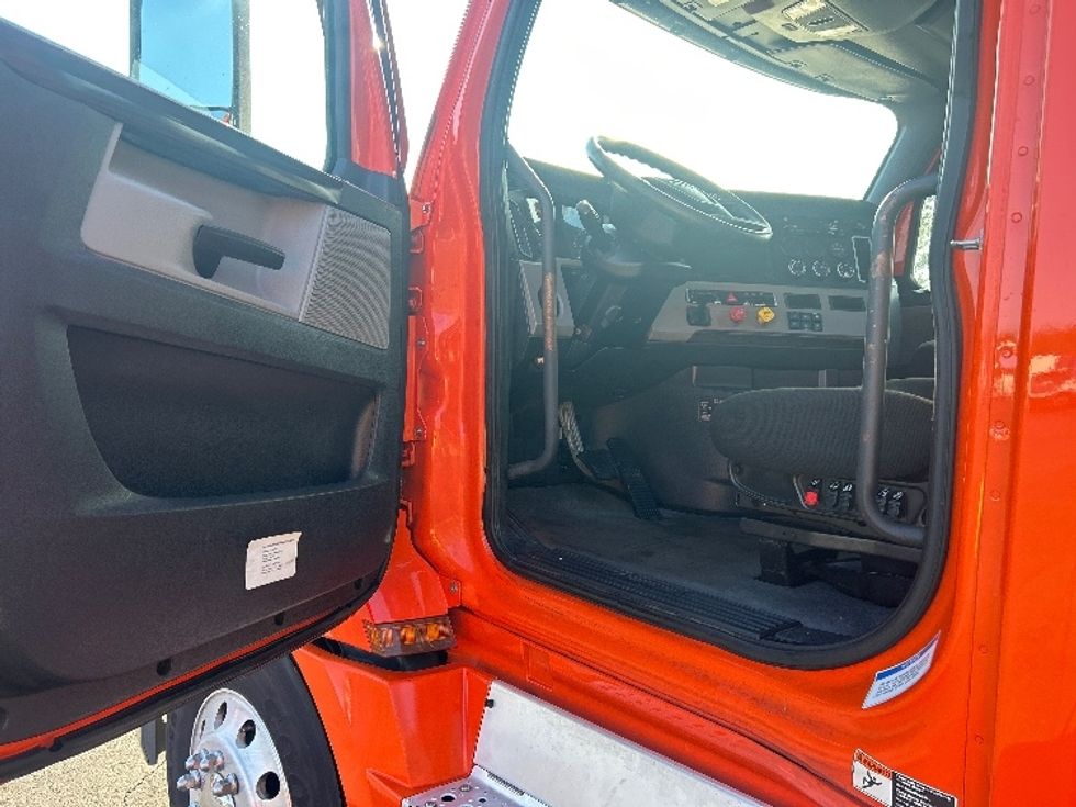 Day Cab Tractor-Heavy Duty Tractors-Freightliner-2020-T12664ST-Greensboro-NC-437,774\n\t\tmiles-$ 46,250 - Image 9