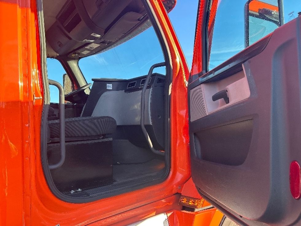 Day Cab Tractor-Heavy Duty Tractors-Freightliner-2020-T12664ST-Greensboro-NC-483,534\n\t\tmiles-$ 46,250 - Image 12