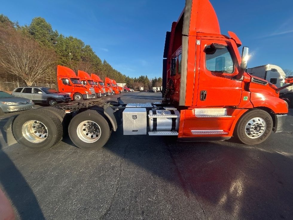 Day Cab Tractor-Heavy Duty Tractors-Freightliner-2020-T12664ST-Greensboro-NC-483,534\n\t\tmiles-$ 46,250 - Image 8