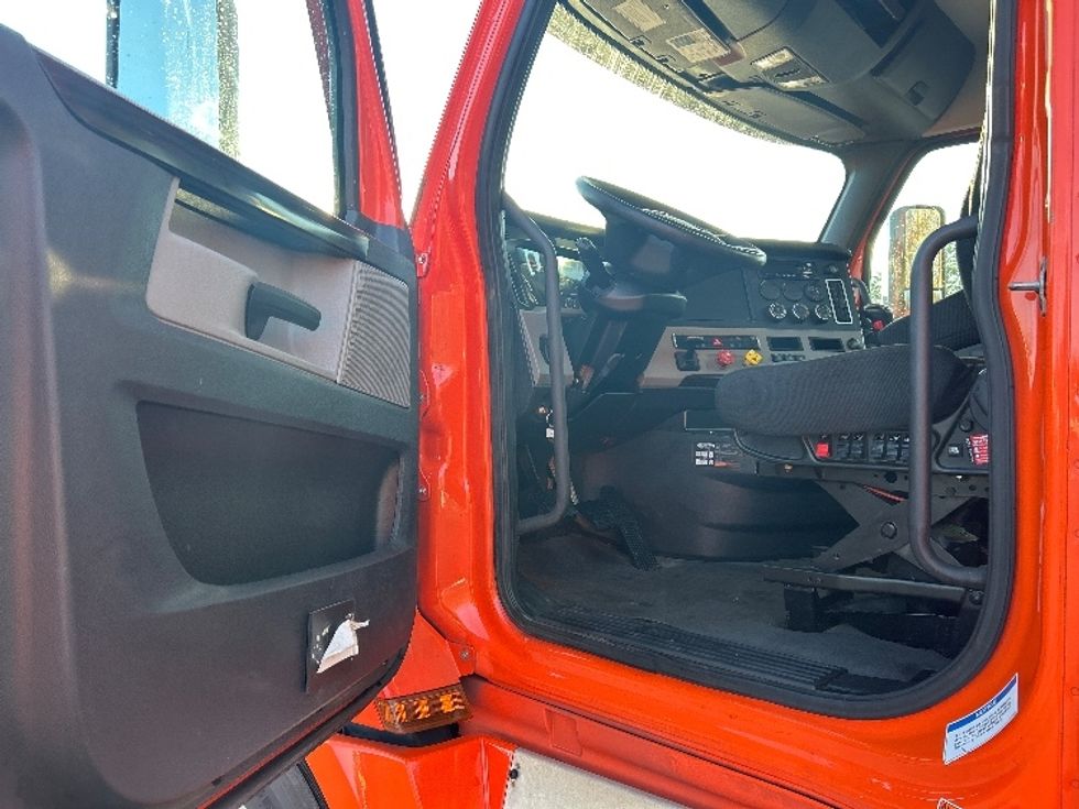 Day Cab Tractor-Heavy Duty Tractors-Freightliner-2020-T12664ST-Greensboro-NC-483,534\n\t\tmiles-$ 46,250 - Image 9