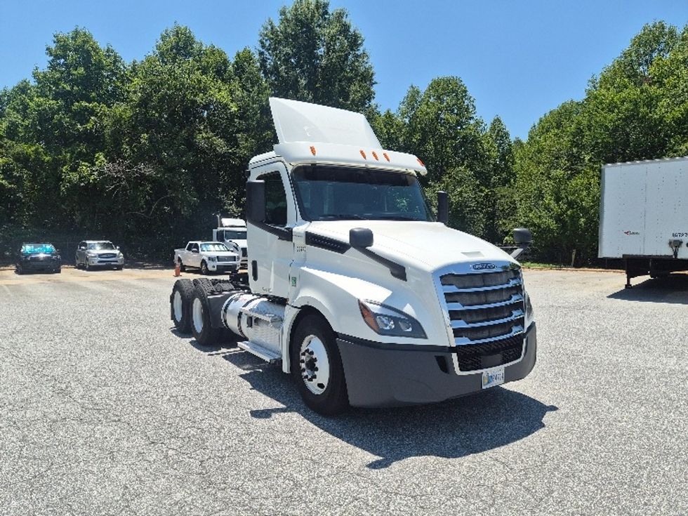 Day Cab Tractor-Heavy Duty Tractors-Freightliner-2020-T12664ST-Greensboro-NC-485,519\n\t\tmiles-$ 43,000 - Image 1