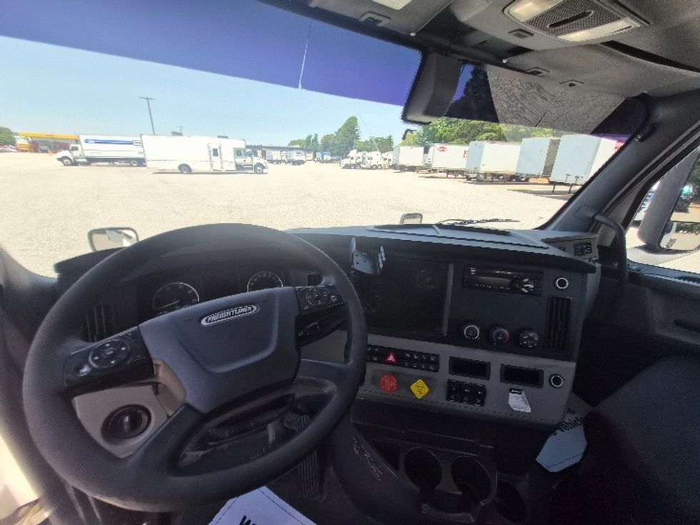 Day Cab Tractor-Heavy Duty Tractors-Freightliner-2020-T12664ST-Greensboro-NC-485,519\n\t\tmiles-$ 43,000 - Image 11
