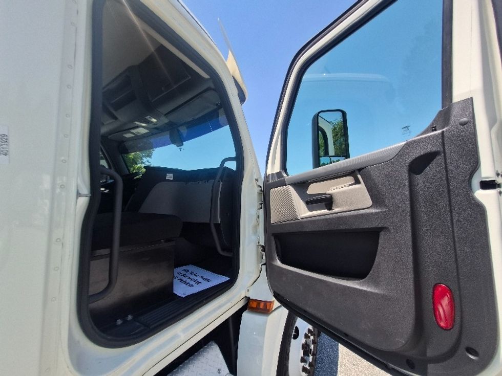 Day Cab Tractor-Heavy Duty Tractors-Freightliner-2020-T12664ST-Greensboro-NC-485,519\n\t\tmiles-$ 43,000 - Image 12