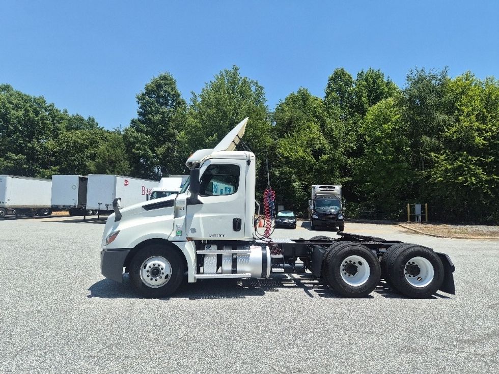Day Cab Tractor-Heavy Duty Tractors-Freightliner-2020-T12664ST-Greensboro-NC-485,519\n\t\tmiles-$ 43,000 - Image 4