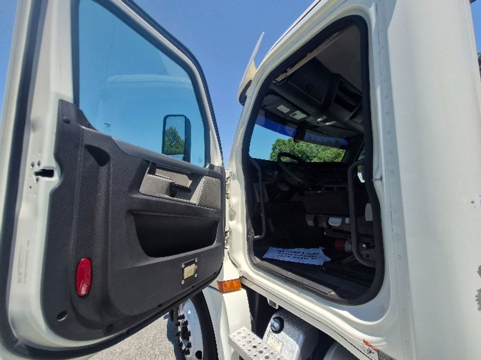 Day Cab Tractor-Heavy Duty Tractors-Freightliner-2020-T12664ST-Greensboro-NC-485,519\n\t\tmiles-$ 43,000 - Image 9