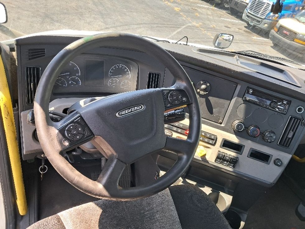Day Cab Tractor-Heavy Duty Tractors-Freightliner-2020-T12664ST-Greensboro-NC-536,330\n\t\tmiles-$ 42,250 - Image 11