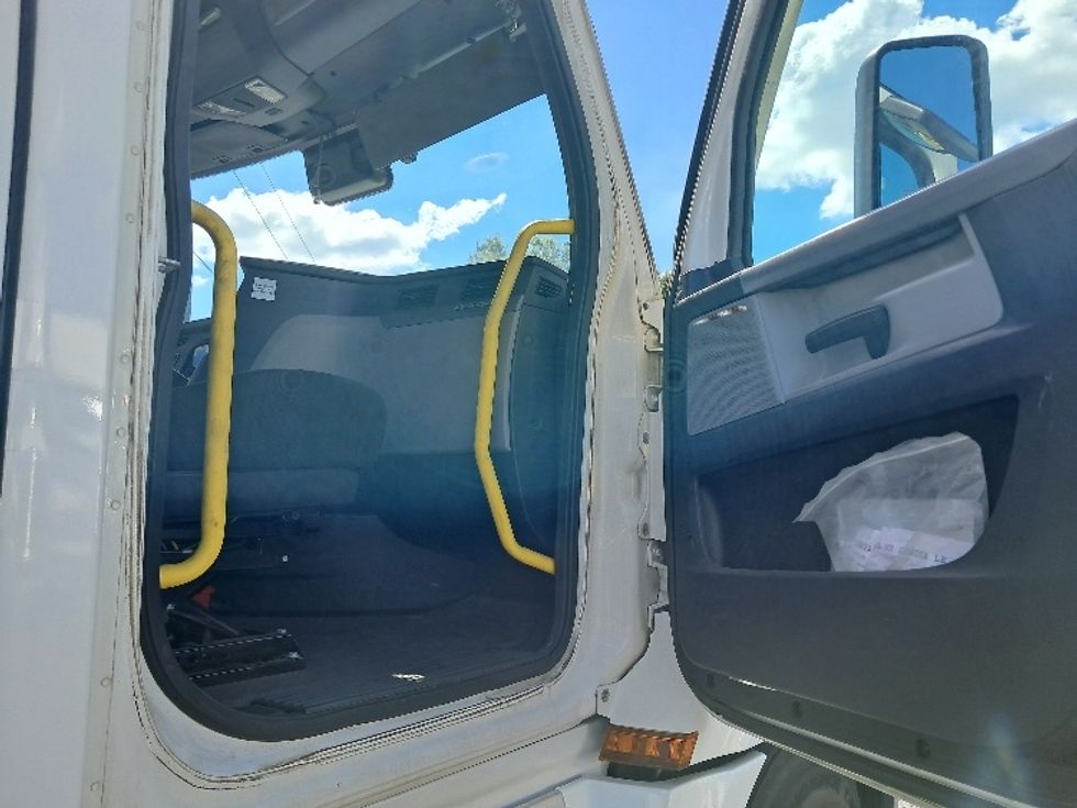 Day Cab Tractor-Heavy Duty Tractors-Freightliner-2020-T12664ST-Greensboro-NC-536,330\n\t\tmiles-$ 42,250 - Image 12