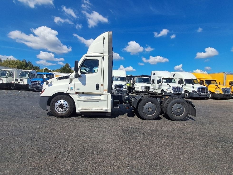 Day Cab Tractor-Heavy Duty Tractors-Freightliner-2020-T12664ST-Greensboro-NC-536,330\n\t\tmiles-$ 42,250 - Image 4