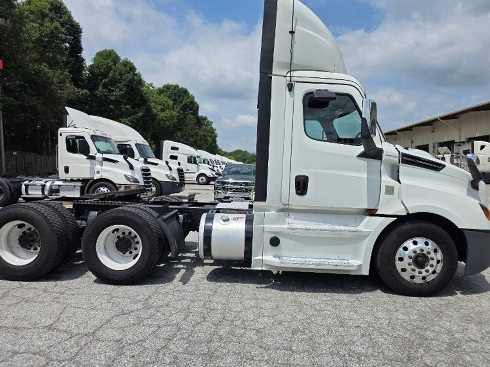 Day Cab Tractor-Heavy Duty Tractors-Freightliner-2020-T12664ST-Greensboro-NC-536,938\n\t\tmiles-$ 38,749 - Image 5