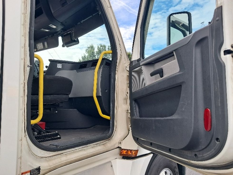 Day Cab Tractor-Heavy Duty Tractors-Freightliner-2020-T12664ST-Greensboro-NC-553,971\n\t\tmiles-$ 40,500 - Image 12