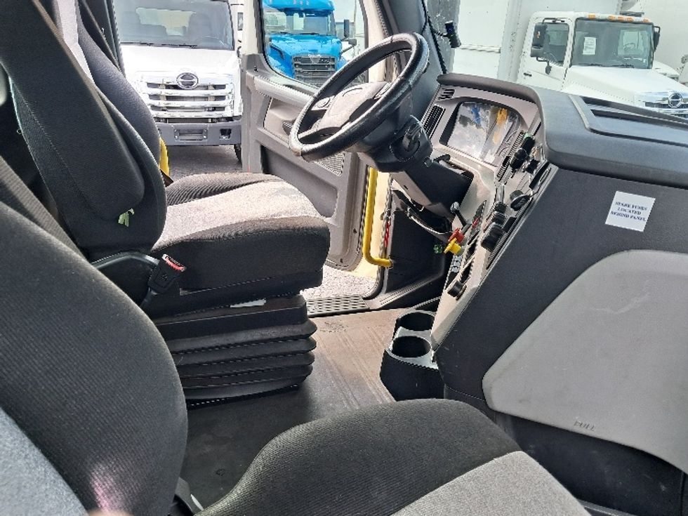 Day Cab Tractor-Heavy Duty Tractors-Freightliner-2020-T12664ST-Greensboro-NC-553,971\n\t\tmiles-$ 40,500 - Image 14