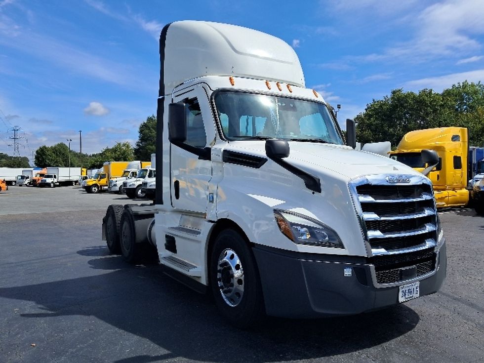 Day Cab Tractor-Heavy Duty Tractors-Freightliner-2020-T12664ST-Greensboro-NC-559,517\n\t\tmiles-$ 40,000 - Image 1