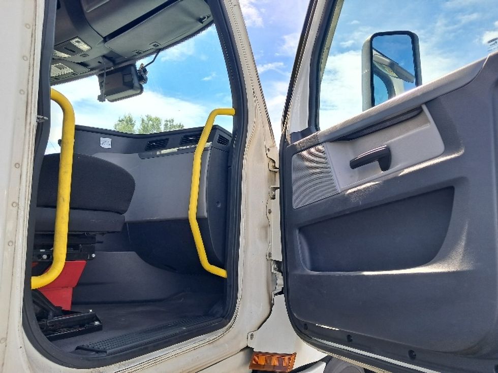 Day Cab Tractor-Heavy Duty Tractors-Freightliner-2020-T12664ST-Greensboro-NC-559,517\n\t\tmiles-$ 40,000 - Image 12