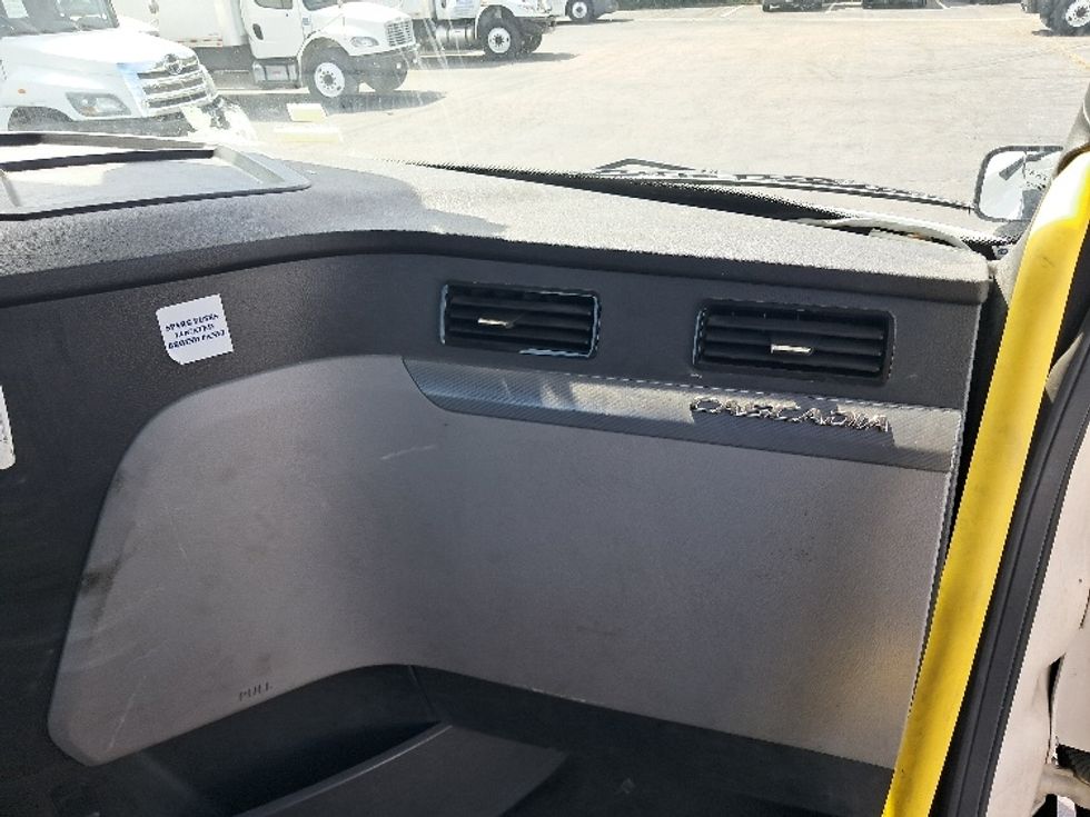 Day Cab Tractor-Heavy Duty Tractors-Freightliner-2020-T12664ST-Greensboro-NC-559,517\n\t\tmiles-$ 40,000 - Image 13