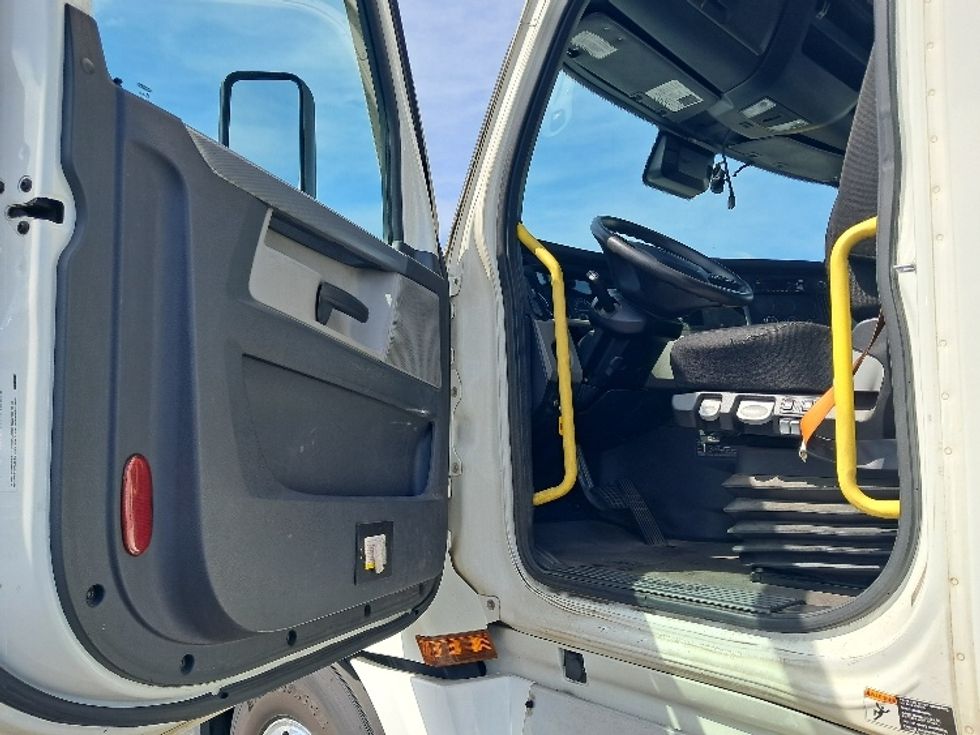 Day Cab Tractor-Heavy Duty Tractors-Freightliner-2020-T12664ST-Greensboro-NC-559,517\n\t\tmiles-$ 40,000 - Image 9