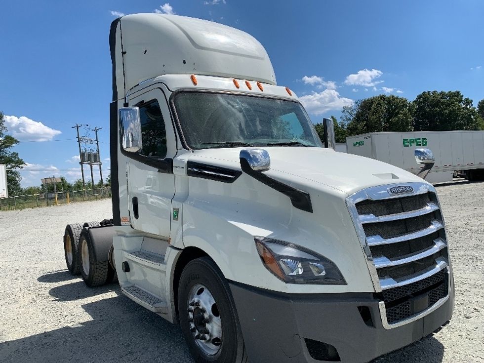 Day Cab Tractor-Heavy Duty Tractors-Freightliner-2020-T12664ST-Greensboro-NC-573,841\n\t\tmiles-$ 32,000 - Image 1