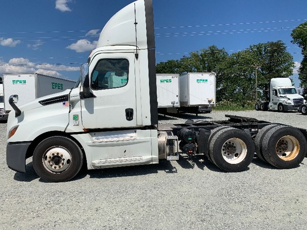 Day Cab Tractor-Heavy Duty Tractors-Freightliner-2020-T12664ST-Greensboro-NC-573,841\n\t\tmiles-$ 32,000 - Image 4