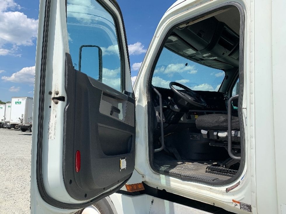 Day Cab Tractor-Heavy Duty Tractors-Freightliner-2020-T12664ST-Greensboro-NC-573,841\n\t\tmiles-$ 32,000 - Image 9