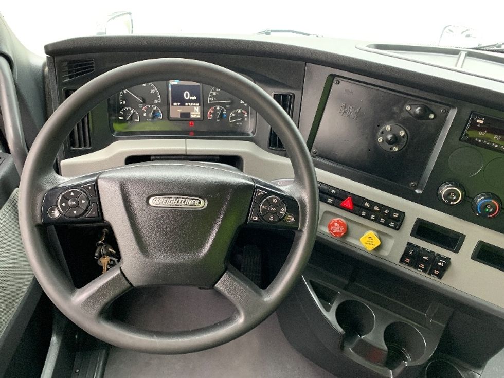 Day Cab Tractor-Heavy Duty Tractors-Freightliner-2020-T12664ST-Greensboro-NC-575,054\n\t\tmiles-$ 34,250 - Image 11