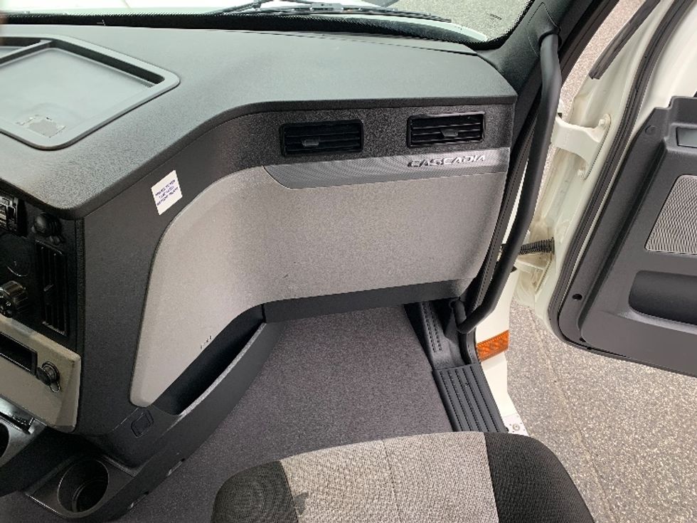 Day Cab Tractor-Heavy Duty Tractors-Freightliner-2020-T12664ST-Greensboro-NC-575,054\n\t\tmiles-$ 34,250 - Image 12