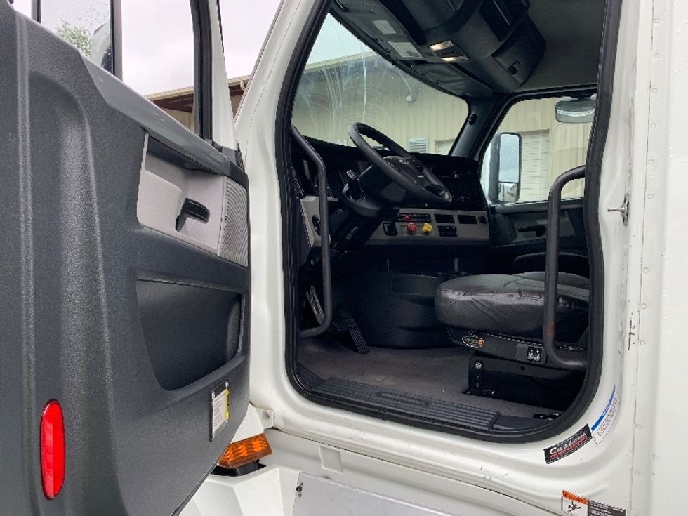 Day Cab Tractor-Heavy Duty Tractors-Freightliner-2020-T12664ST-Greensboro-NC-575,054\n\t\tmiles-$ 34,250 - Image 9