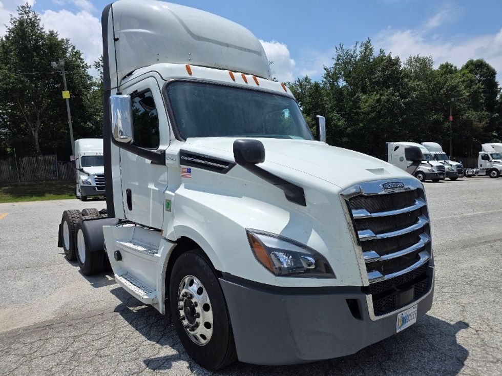 Day Cab Tractor-Heavy Duty Tractors-Freightliner-2020-T12664ST-Greensboro-NC-583,685\n\t\tmiles-$ 33,999 - Image 1