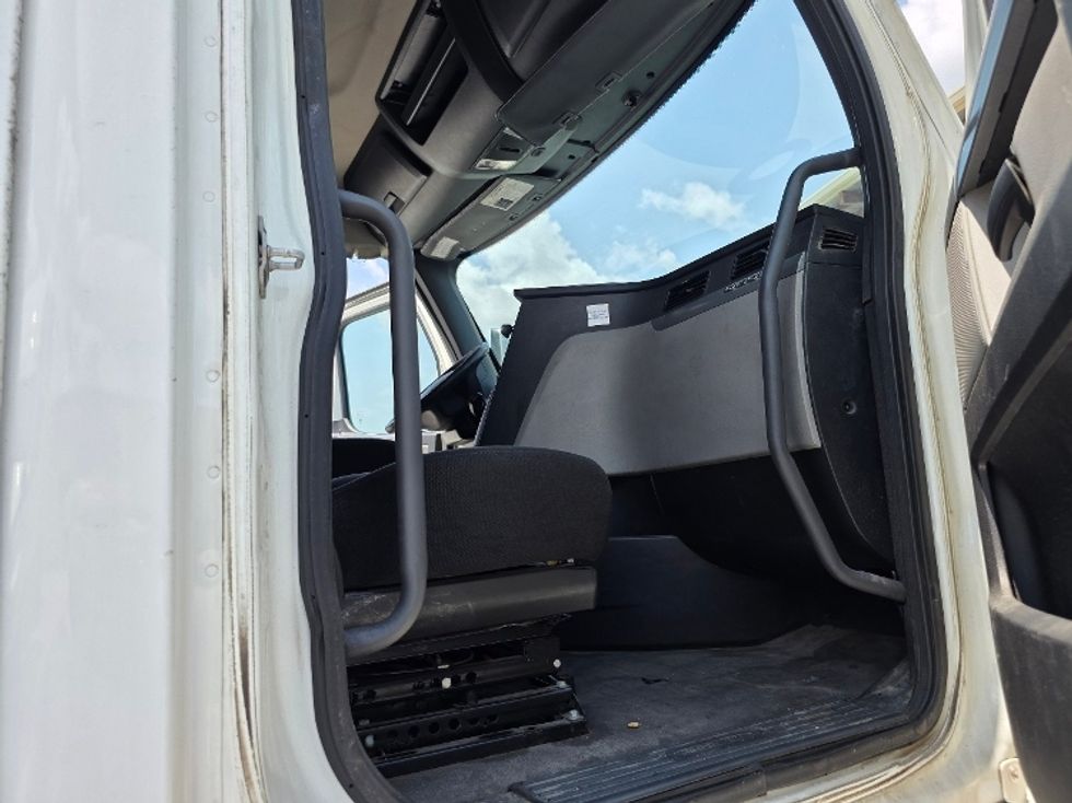 Day Cab Tractor-Heavy Duty Tractors-Freightliner-2020-T12664ST-Greensboro-NC-583,685\n\t\tmiles-$ 33,999 - Image 12