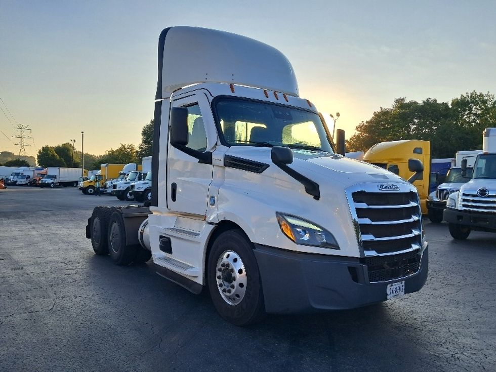 Day Cab Tractor-Heavy Duty Tractors-Freightliner-2020-T12664ST-Greensboro-NC-590,376\n\t\tmiles-$ 37,250 - Image 1