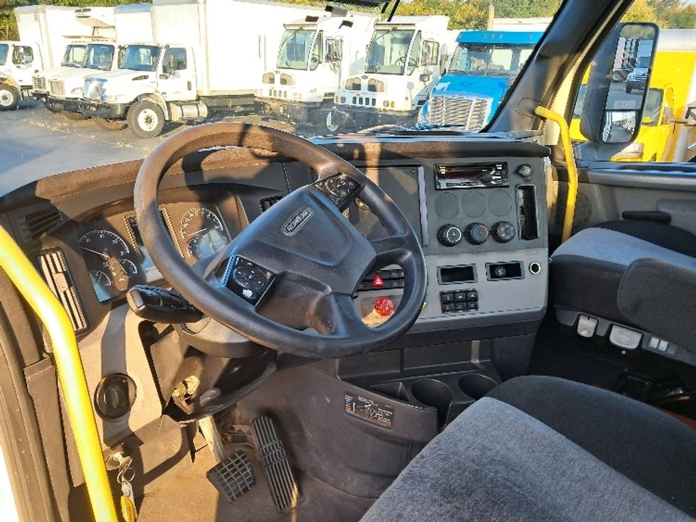 Day Cab Tractor-Heavy Duty Tractors-Freightliner-2020-T12664ST-Greensboro-NC-590,376\n\t\tmiles-$ 37,250 - Image 10