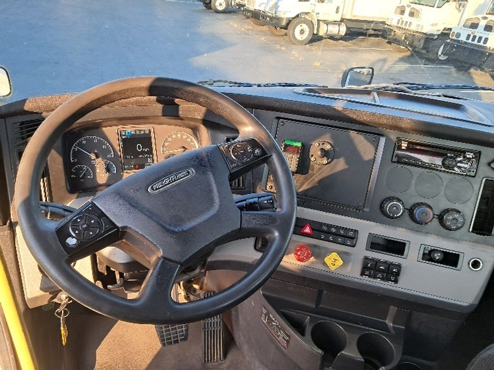 Day Cab Tractor-Heavy Duty Tractors-Freightliner-2020-T12664ST-Greensboro-NC-590,376\n\t\tmiles-$ 37,250 - Image 11