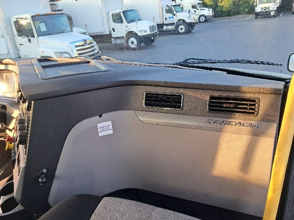 Day Cab Tractor-Heavy Duty Tractors-Freightliner-2020-T12664ST-Greensboro-NC-590,376\n\t\tmiles-$ 37,250 - Image 13