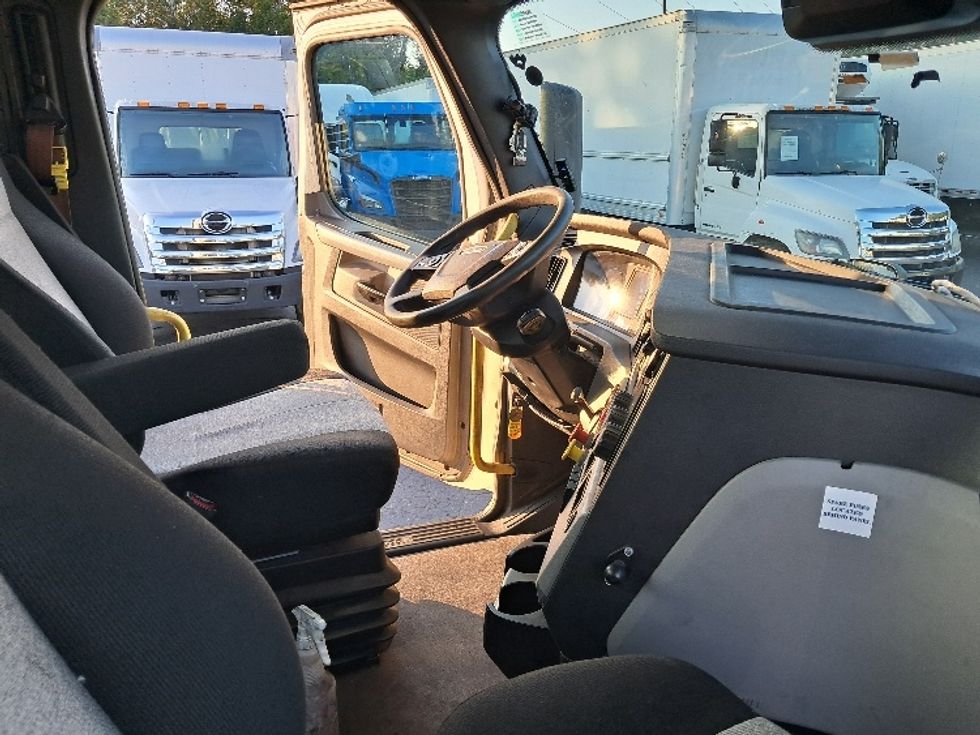 Day Cab Tractor-Heavy Duty Tractors-Freightliner-2020-T12664ST-Greensboro-NC-590,376\n\t\tmiles-$ 37,250 - Image 14