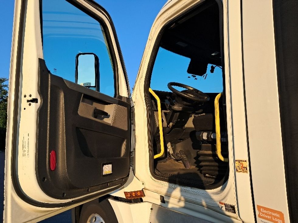 Day Cab Tractor-Heavy Duty Tractors-Freightliner-2020-T12664ST-Greensboro-NC-590,376\n\t\tmiles-$ 37,250 - Image 9