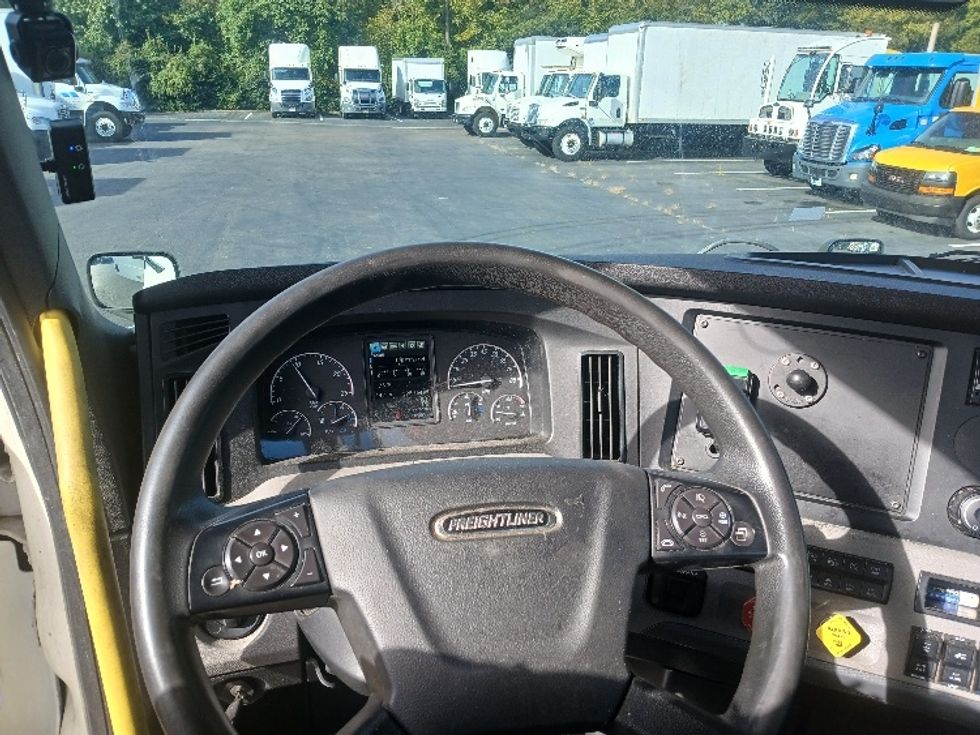 2020 Freightliner Cascadia 126" Day cab photo 8